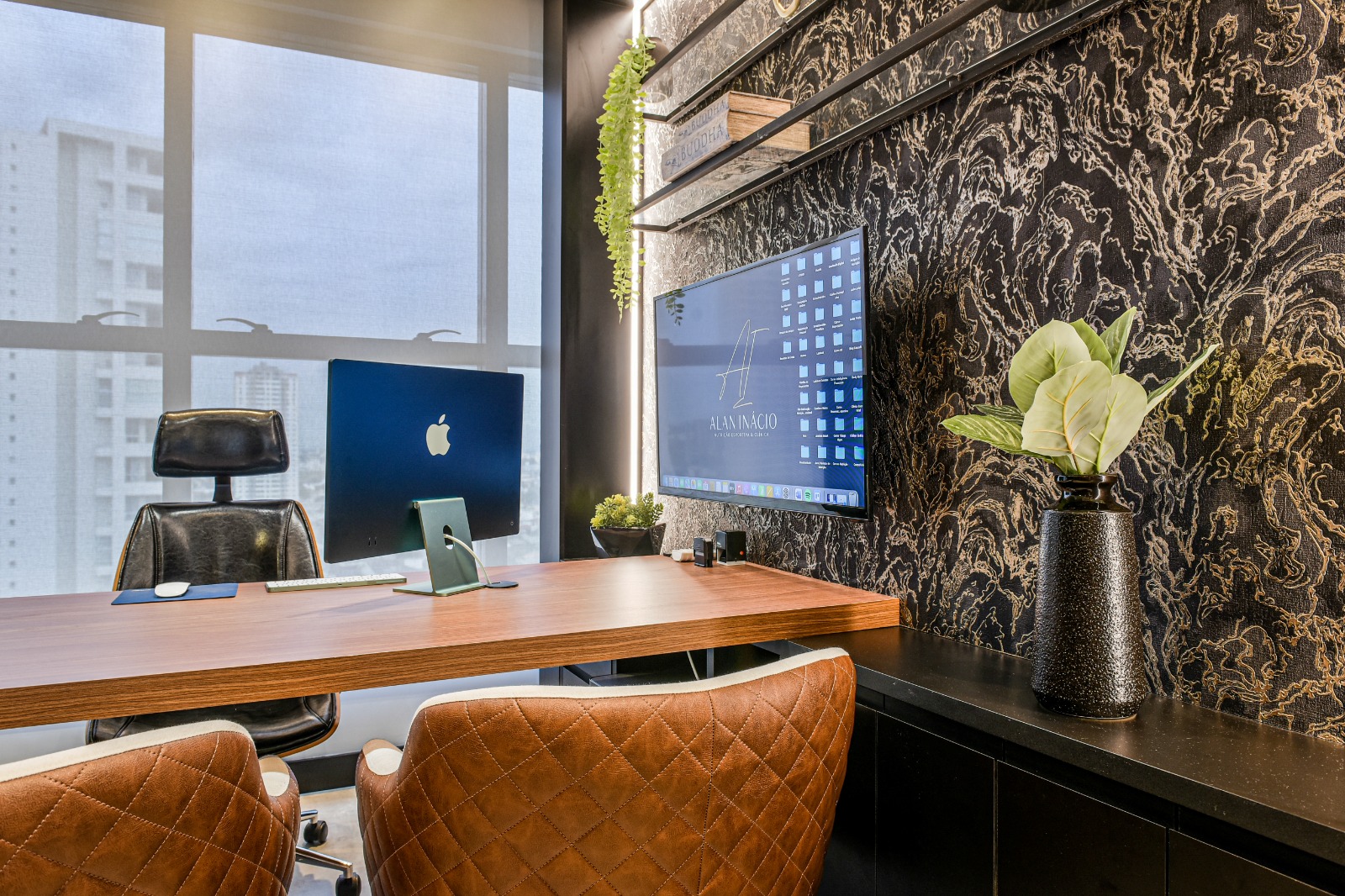 Nutricionista analisando plano alimentar com paciente em consultório em Taubaté